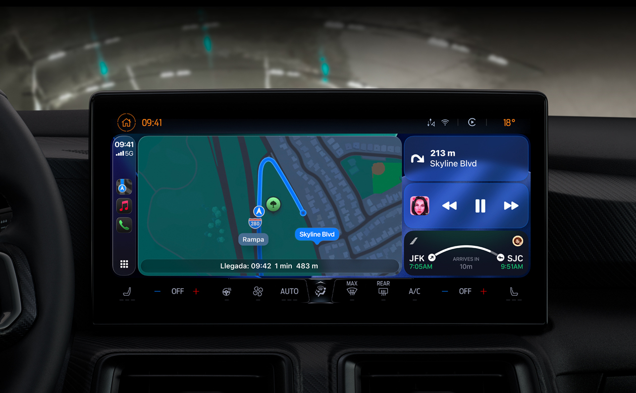 En un auto, CarPlay muestra direcciones en Mapas, Apple Music, información de un vuelo y widgets