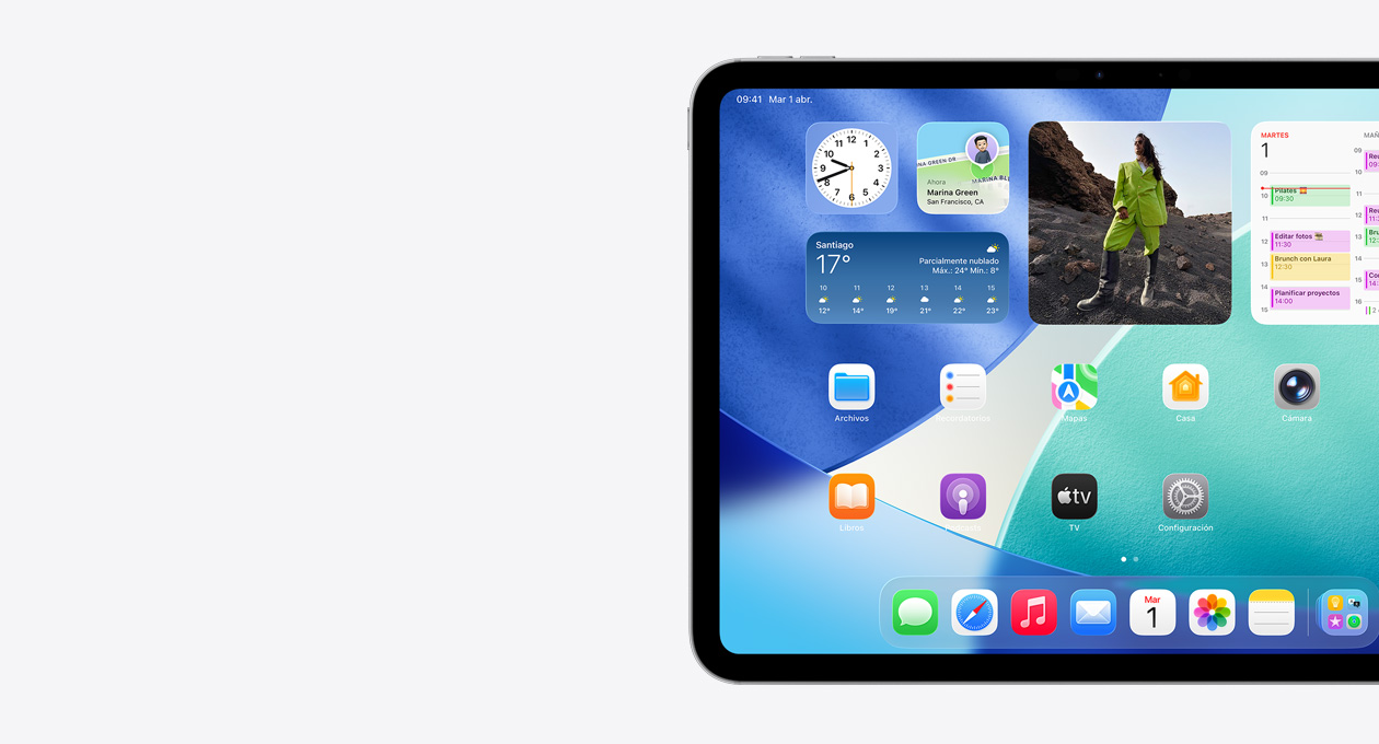 iPad, posición horizontal, sólo la parte izquierda de la pantalla, pantalla de inicio con widgets apilados, incluido el reloj translúcido que muestra el efecto Liquid Glass, la app Encontrar, el widget de Clima, dos filas de apps más pequeñas y el Dock