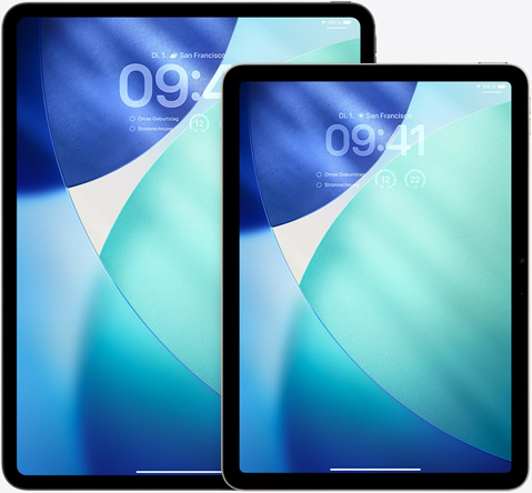 Ein iPad und ein iPad Air nebeneinander, das iPad Air ist vorne und im Hochformat und überlagert das iPad, der Sperrbildschirm zeigt die Zeit  in transluzentem Liquid Glass Effekt