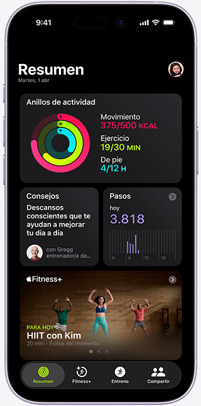 La pantalla de un iPhone muestra la pestaña Resumen de la app Fitness+ con los anillos de Actividad, Consejos, el número de pasos y entrenos recomendados de Apple Fitness+