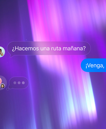 Chat grupal en Mensajes con un fondo abstracto en tonos rosa, púrpura y azul