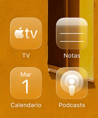 Iconos de apps en Liquid Glass, incluidas Apple TV, Notas, Calendario y Podcasts, tintados con colores que combinan con la imagen del fondo de pantalla