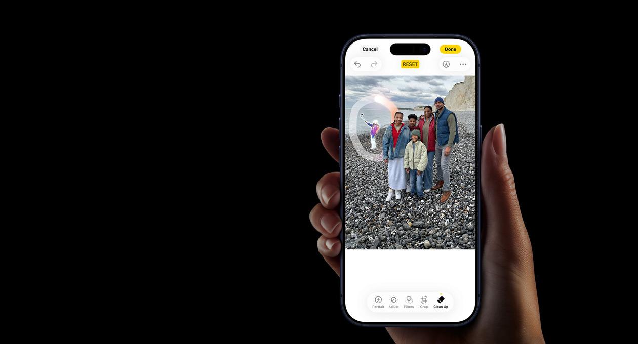 Käsi pitelee iPhone 17 Prota, esittelyssä Apple Intelligencen livekäännösominaisuus puhelun aikana