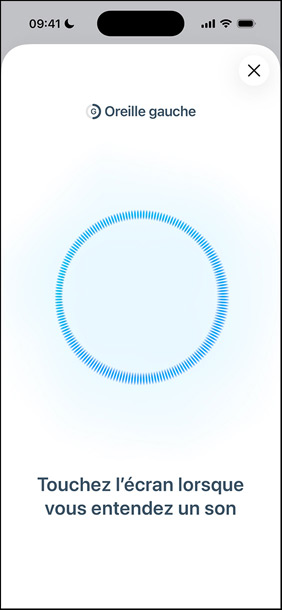 À côté des AirPods Pro 3, un iPhone affiche le test d’audition en cours.