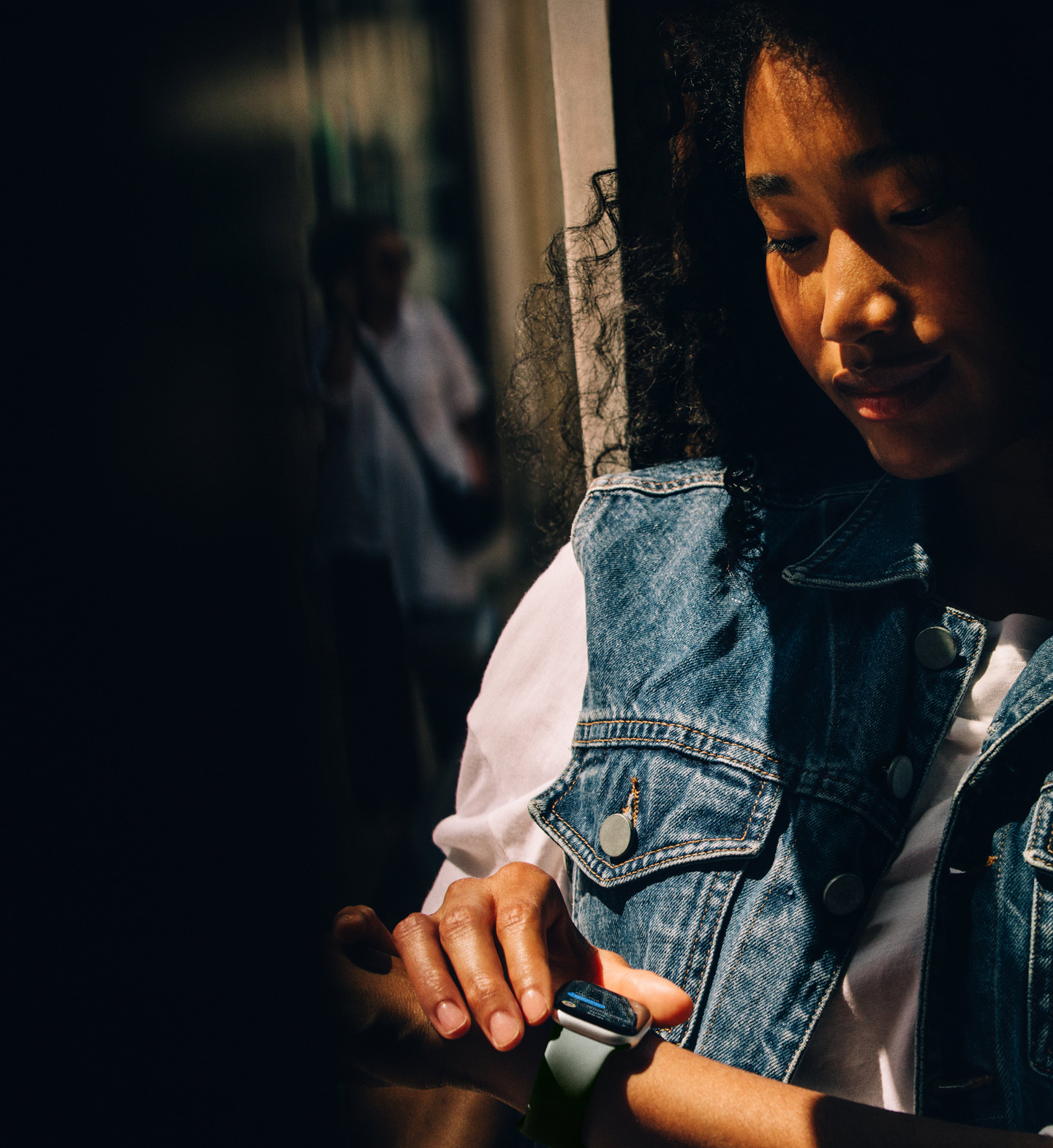 Une personne consulte Messages sur l’Apple Watch Series 11