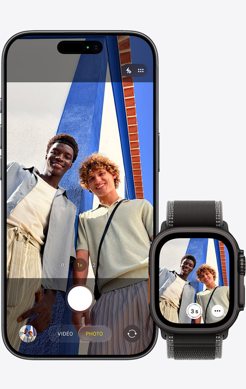 iPhone 17, face avant, caméra en cours d’utilisation pour prendre un selfie de groupe, à côté d’une Apple Watch Ultra 3 avec l’app Télécommande de l’appareil photo ouverte