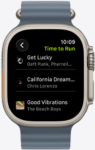 Apple Watch 螢幕顯示 Fitness+ 歌單，包括 Daft Punk、Chris Lorenzo、The Beach Boys 的歌曲