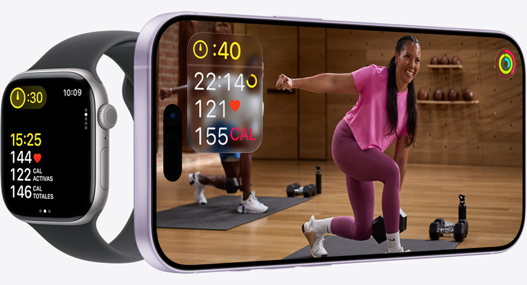 Pantalla de un iPhone con la app Fitness+ y un entrenamiento con datos de ejercicio sincronizados en un Apple Watch