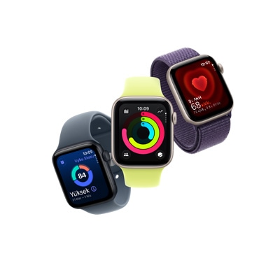 Farklı açılarla yerleştirilmiş adet Apple Watch SE.
