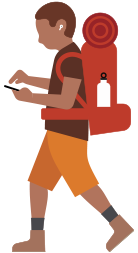 Eine Person mit Wanderrucksack, die ein Hörgerät trägt und auf ein iPhone in ihrer Hand schaut