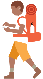 Eine Person mit Wanderrucksack, die ein Hörgerät trägt und auf ein iPhone in ihrer Hand schaut