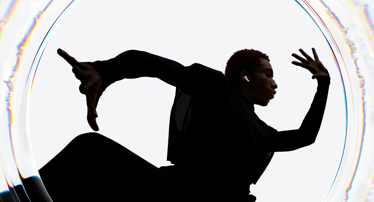 Plesačica koristi AirPods Pro 3 dok se kreće u ritmu raširenih ruku