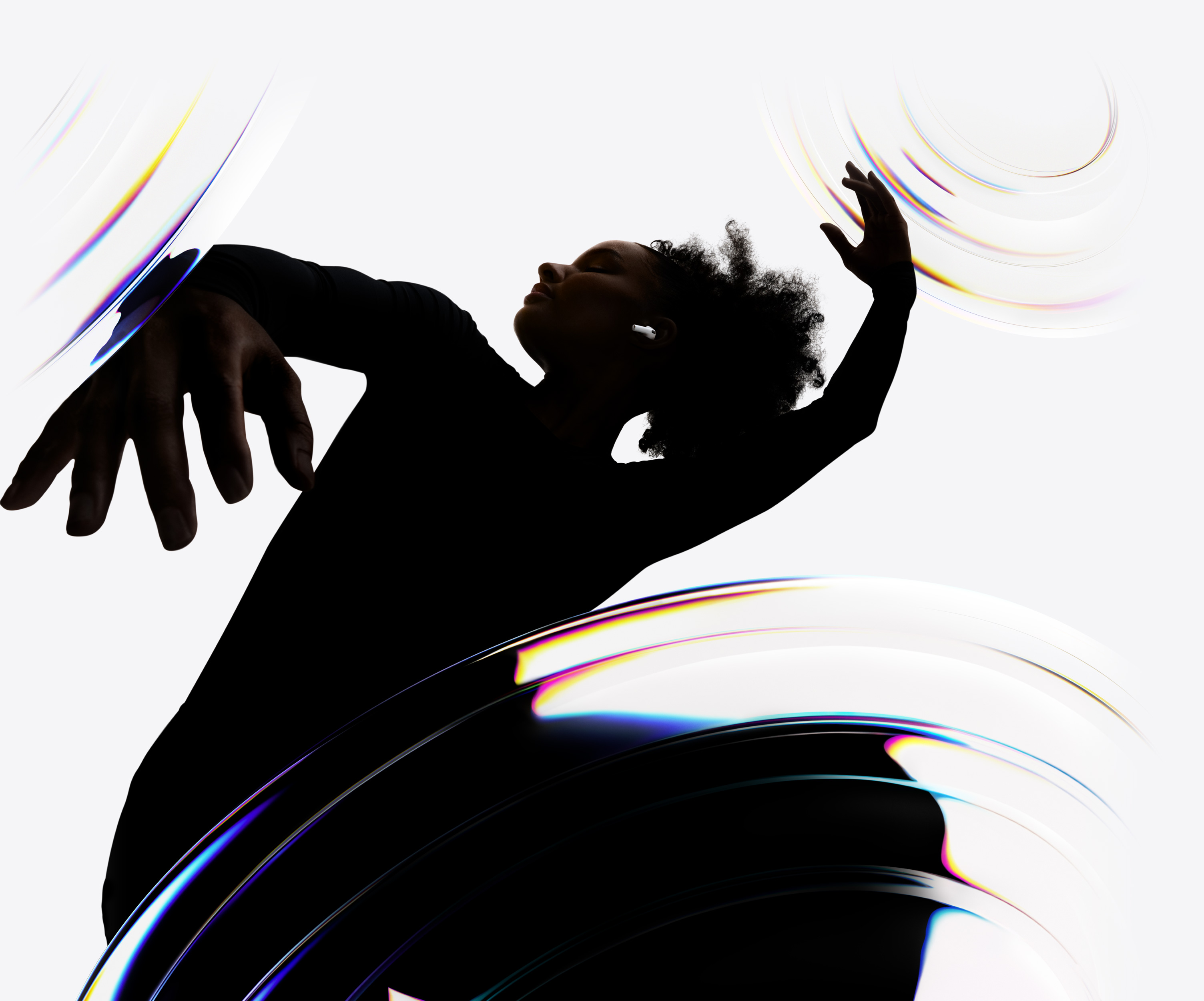 Prikaz plesačice koja u uhu ima AirPods Pro 3 i uživa u bežičnom iskustvu slušanja