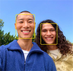 Kuvien valokeilatoiminto käytössä, korostaa henkilöiden kasvoja