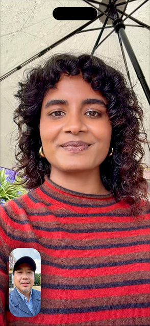 iPhone Air, predná vonkajšia strana, používa sa funkcia centrovania záberu pre videohovory s dvomi ľuďmi v hovore cez FaceTime