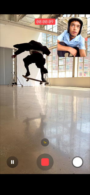 iPhone Air, predná vonkajšia strana, niekto používa funkciu Duálneho snímania videa a simultánne nahráva video prednou aj zadnou kamerou.