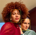 Používanie funkcie Centrovanie záberu pri fotení, pričom sú zvýraznené tváre ľudí