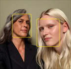 Používanie funkcie Centrovanie záberu pri fotení, pričom sú zvýraznené tváre ľudí