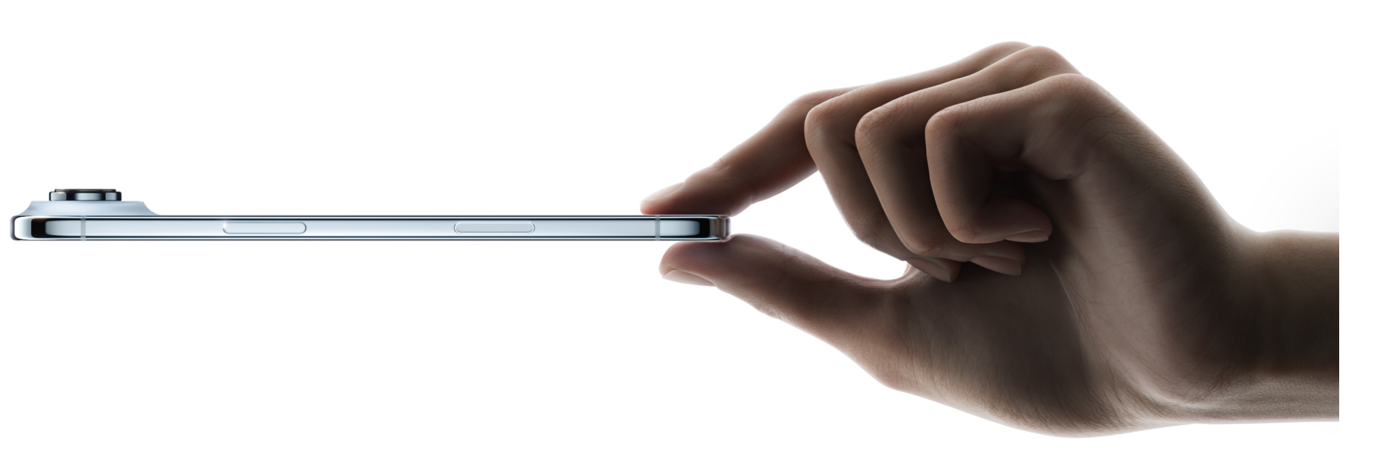 Palec a ukazovák držia iPhone Air, bočná vonkajšia strana, nebeská modrá farba, sústava kamery Fusion, tlačidlá: bočné tlačidlo, Ovládanie kamery