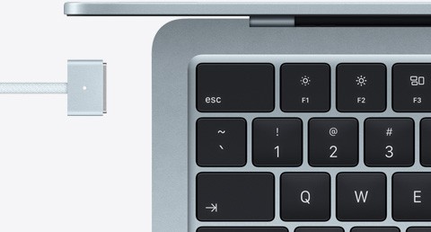 MacBook Air en finition bleu ciel avec câble MagSafe assorti