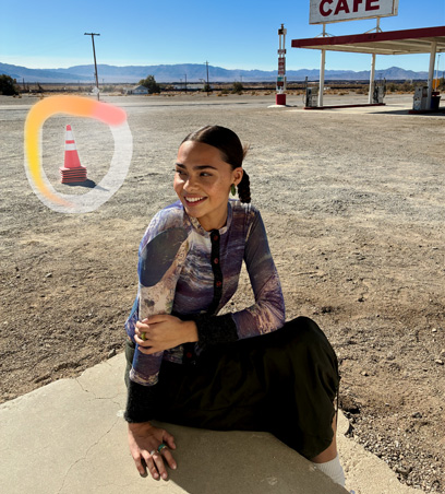 أداة التنظيف قيد الاستخدام، تميّز مخروطاً مرورياً لتتم إزالته من الصورة