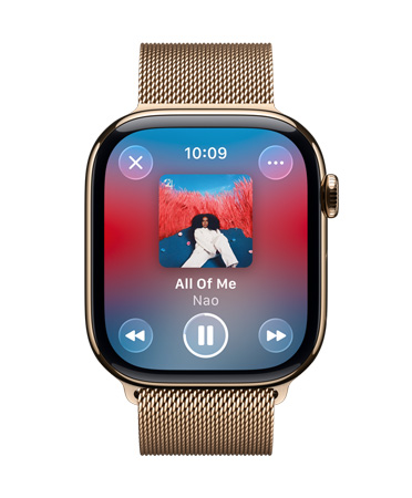 Klokkeskjermen på en Apple Watch av titan i gull med Milanese Loop viser gjennomskinnelige kontroller i Liquid Glass-design i Musikk-appen.